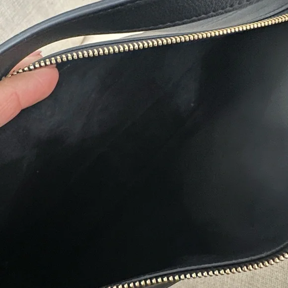 Elegant Black Leather Handbag - Picture 5 of 16